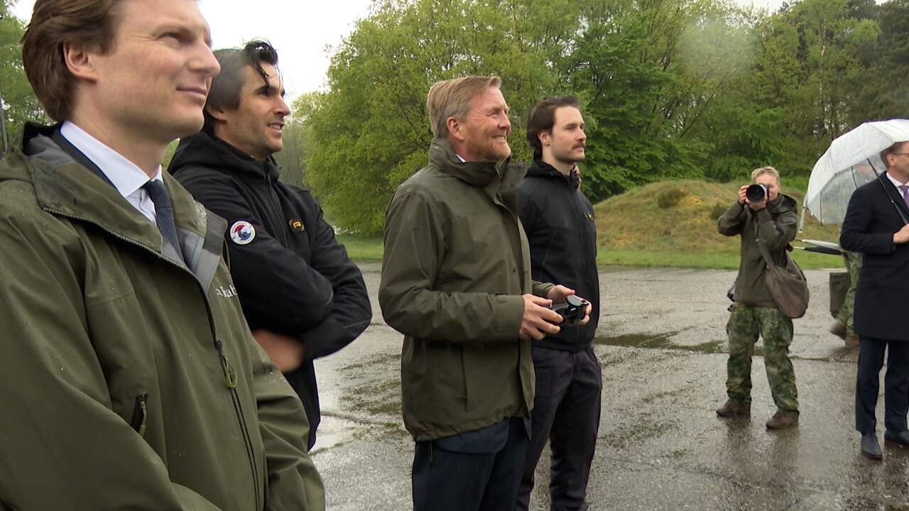 Video | Koning Willem-Alexander vliegt grote drone tijdens bezoek aan kazerne