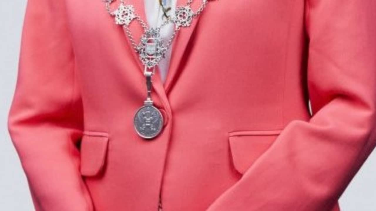 Burgemeester Middelburg heeft kwijtgeraakte penning ambtsketen weer terug