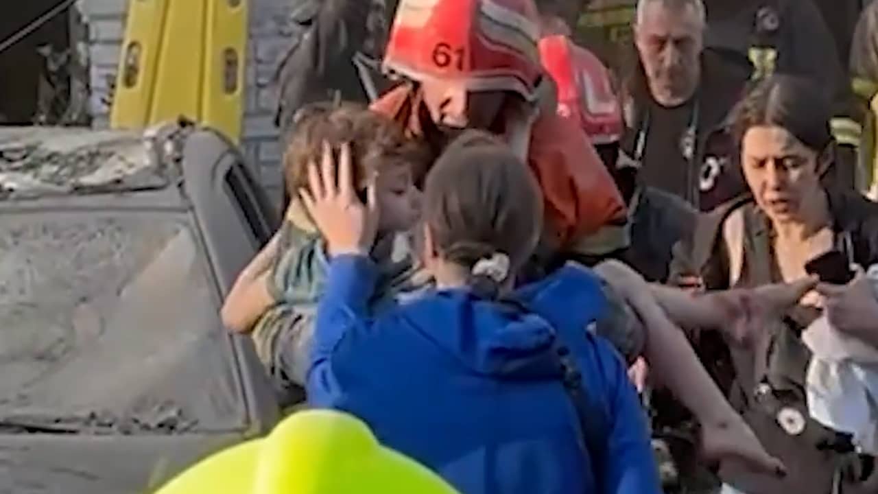 Oekraïens jongetje onder puin gehaald in Lviv na Russische aanval