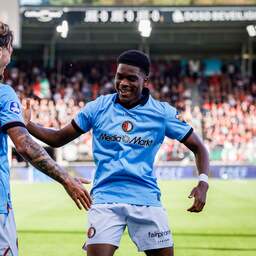 Debutant Schaken (17) pakt Eredivisie-record met prachtgoal bij zege Feyenoord