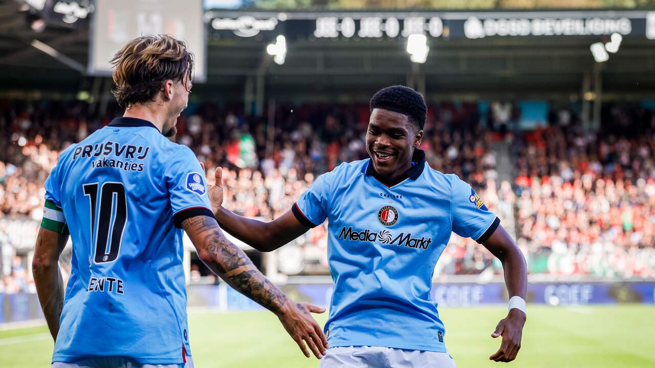 Foto bij Debutant Schaken (17) pakt Eredivisie-record met prachtgoal bij zege Feyenoord