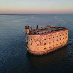 Zeespiegelstijging dreigt fundering van het beroemde Fort Boyard weg te spoelen