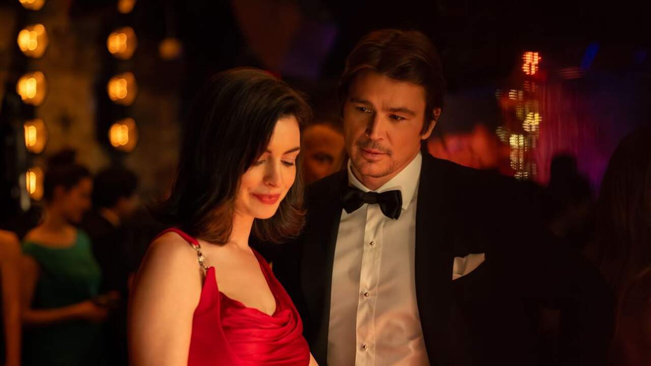 Foto bij Recensie | Anne Hathaway overtuigt als duistere auteur in boekverfilming Verity