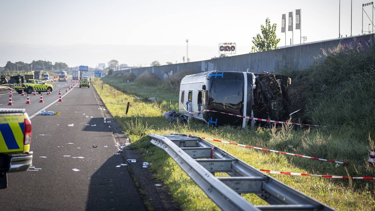 A28 weer helemaal open na zwaar ongeluk, nog vijf mensen in ziekenhuis