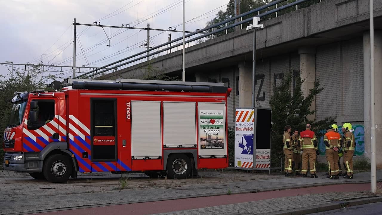Hulpdiensten aanwezig na brandstichting op Rotterdams spoor
