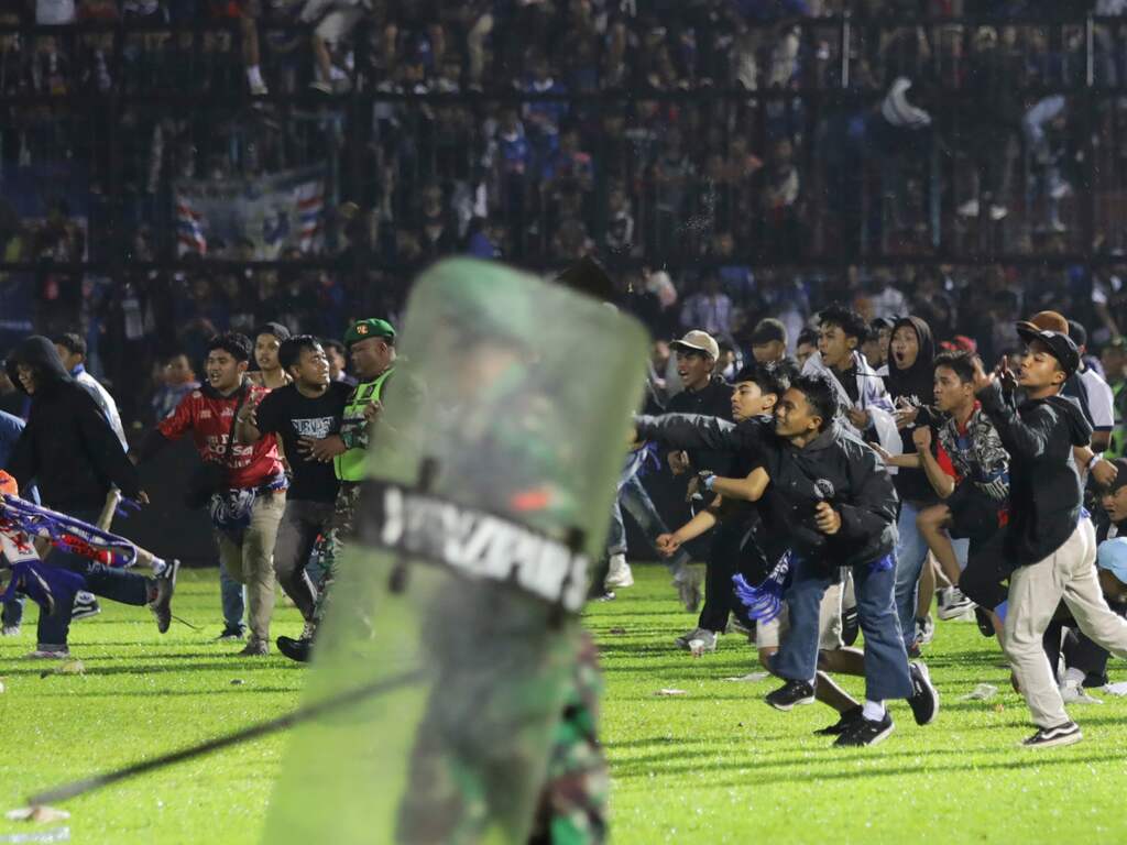 Duizenden supporters betraden na afloop van het duel tussen Arema FC en Persebaya Surabaya (2-3) het veld.