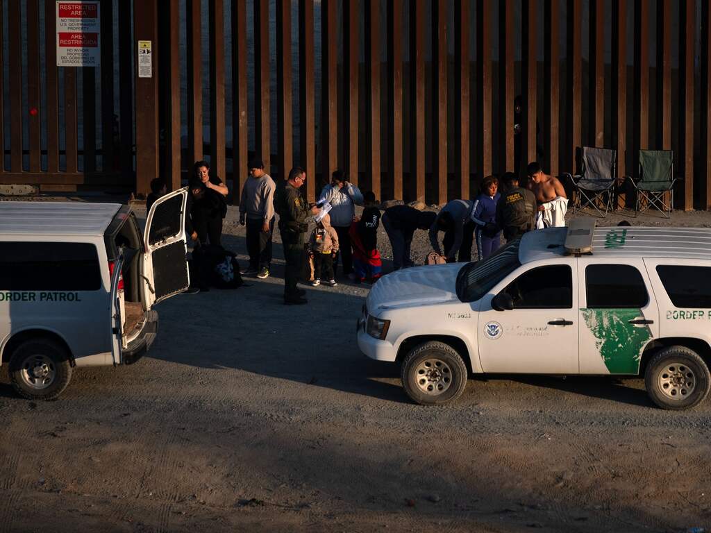 Trump zet eerste 'criminele illegale migranten' VS uit: 'Operatie in volle gang'