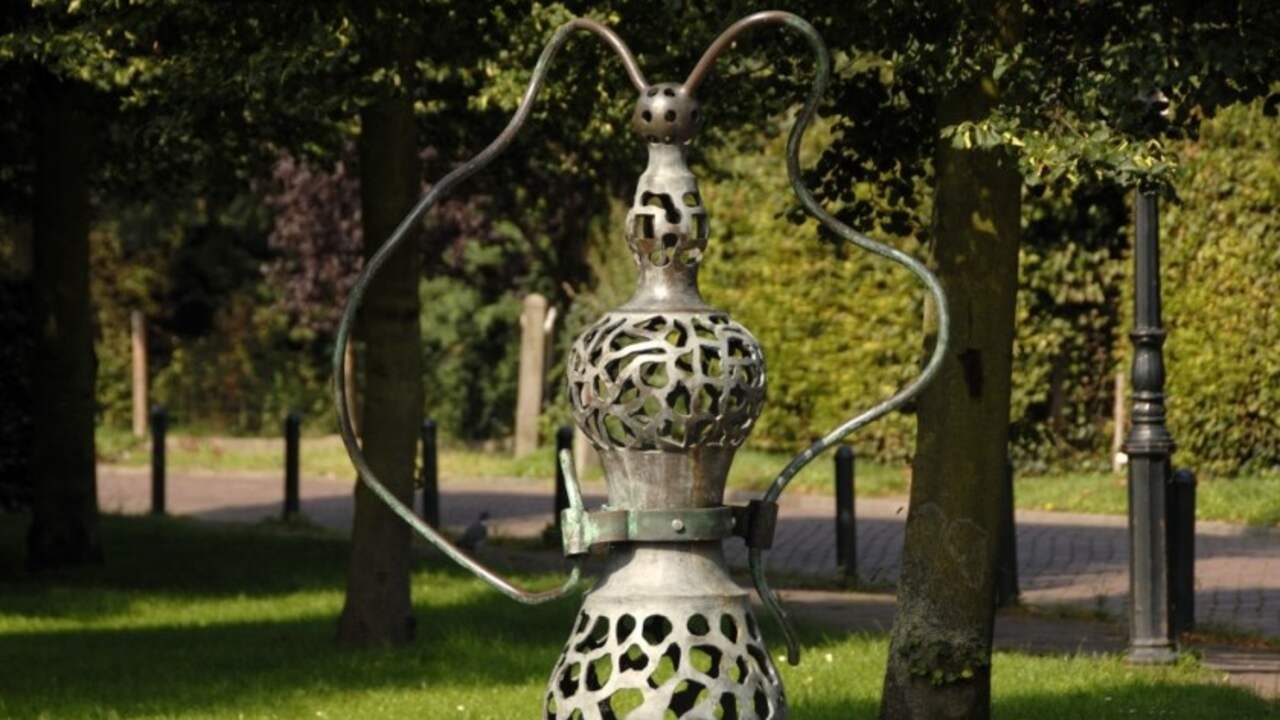 Bronzen beeld 'De pomp' in Oudelande gestolen