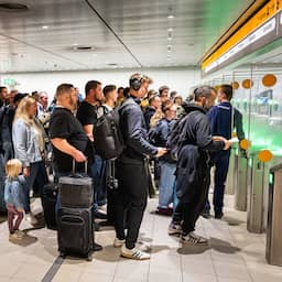 Honderden passagiers op Schiphol misten vlucht na storing paspoortcontrole