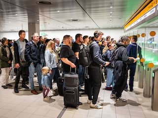 Honderden mensen missen vlucht door storing paspoortcontrole op Schiphol
