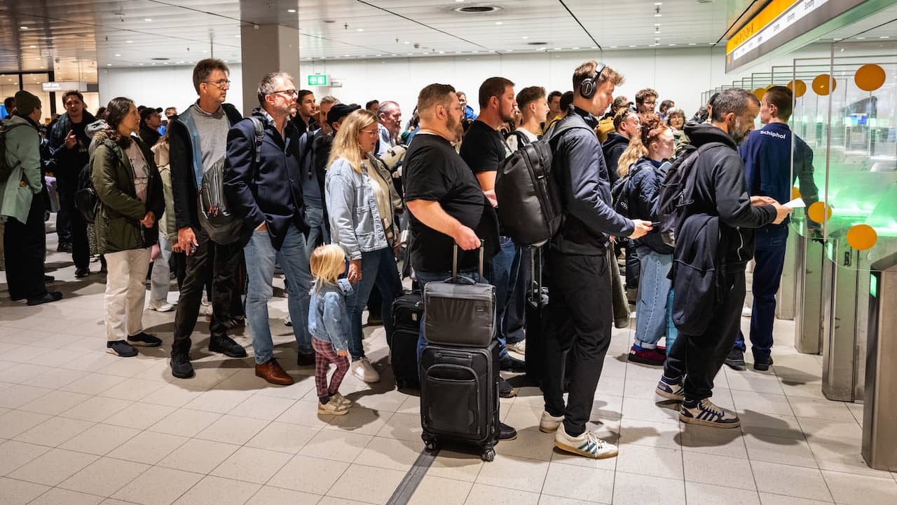 Honderden mensen missen vlucht door storing paspoortcontrole op Schiphol