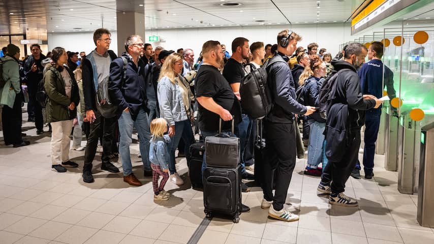 Honderden mensen missen vlucht door storing paspoortcontrole op Schiphol