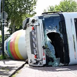 Video | Hijskraan nodig om gekantelde cementwagen te bergen 