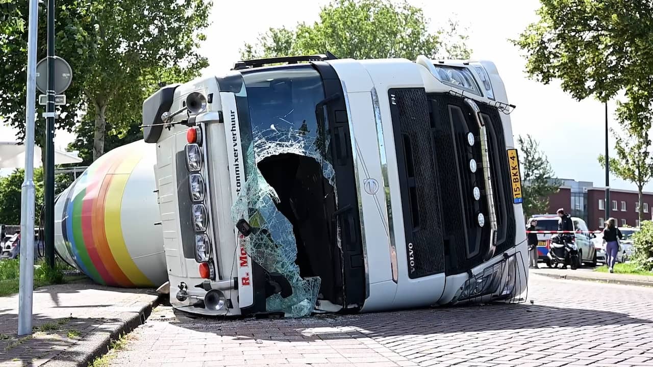 Video | Hijskraan nodig om gekantelde cementwagen te bergen in Brielle
