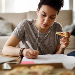 NU+ | Examentijd: dit kun je het beste eten en drinken tijdens het leren