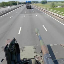 Video | Bekijk de Nederlandse snelweg vanuit een pantserwagen tijdens oefening