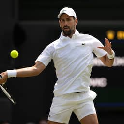Djokovic evenaart recordaantal zeges Federer op Wimbledon ondanks inzinking