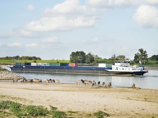 Binnenvaartschip dat door laag water was gestrand op de Rijn vaart weer