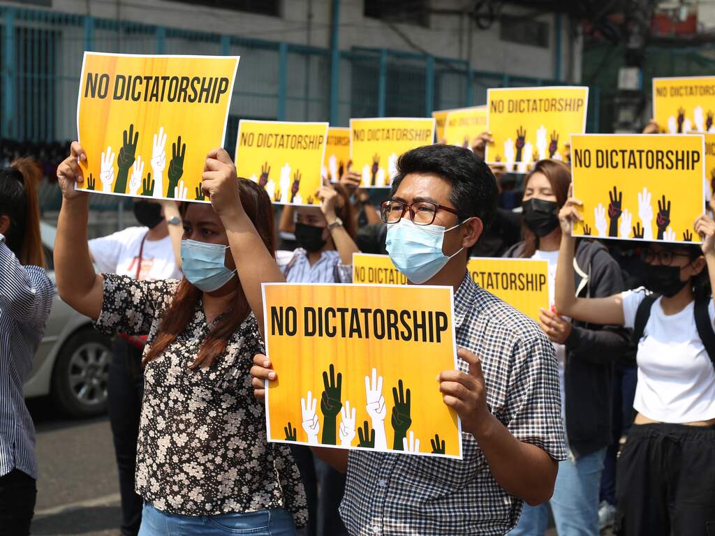 Leger Myanmar doodt zeker zestig demonstranten op militaire feestdag