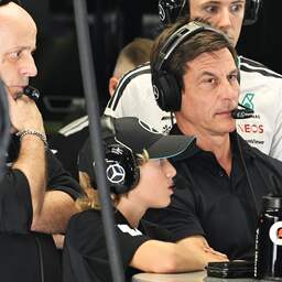 Verstappen verpest slipstream Antonelli op Russell: 'Hij heeft ons pole gekost'
