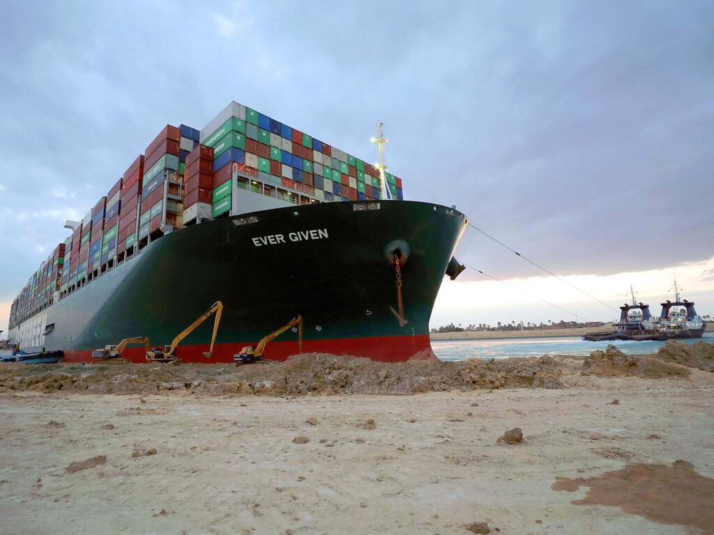 Containerschip op Suezkanaal deels los, maar voorsteven zit nog muurvast