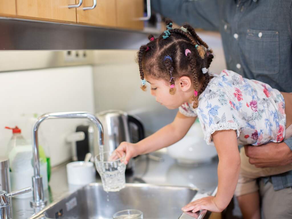 Het gaat steeds meer geld kosten om schoon drinkwater uit de kraan te krijgen