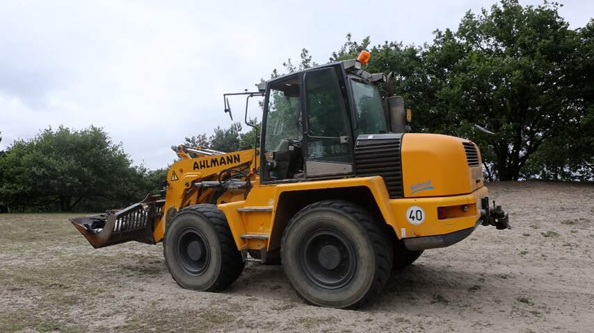 Shovel ruimt schapen die door herdershonden werden doodgebeten