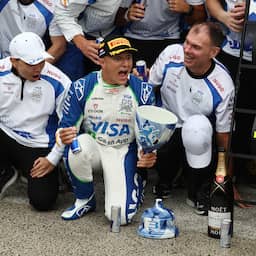 Live F1 | Nummer drie Hadjar breekt per ongeluk trofee in tweeën op Zandvoort