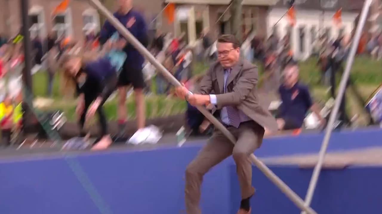 Video | Prinsen Constantijn en Maurits wagen zich aan fierljeppen in Dokkum