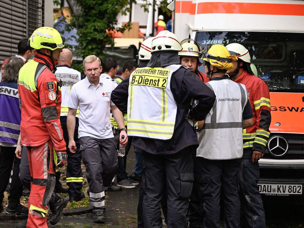 Nog iemand levend onder puin van Duits hotel vandaan gehaald