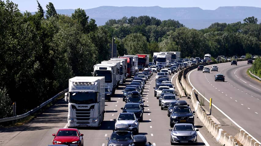 Lange files in en richting vakantielanden, 2 uur wachten bij Gotthardtunnel