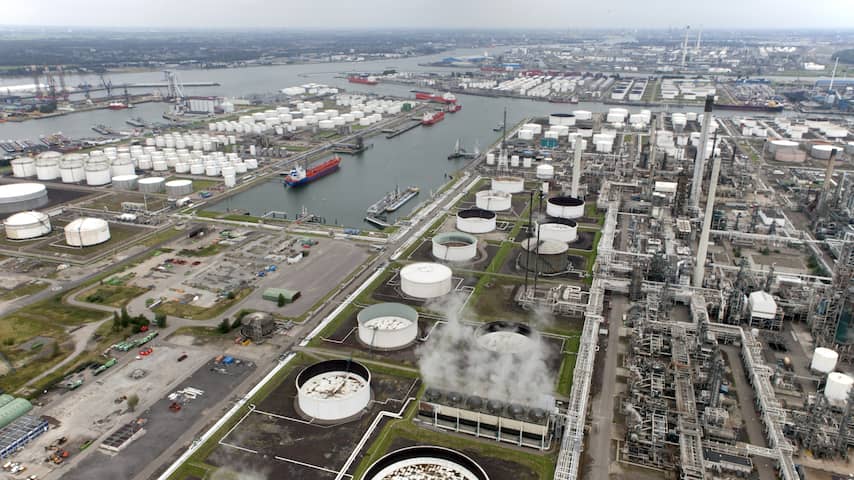 Stroomstoring bij Esso-raffinaderij in Rotterdam voorbij, fabrieken starten op