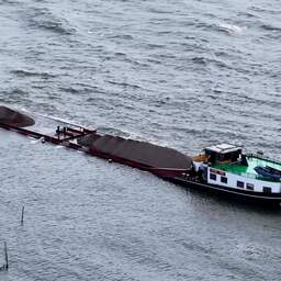 Video | Vastgelopen schip met schelpen loopt onder voor Friese haven