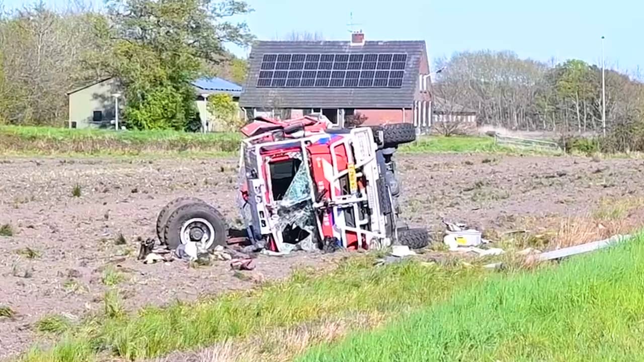 Video | Brandweerwagen ligt zwaar beschadigd in veld bij Wierden na harde crash