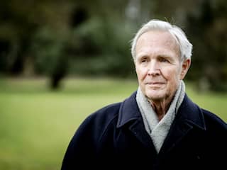 Op de filmset en in het Torentje: de succesauteur Jan Terlouw op pad