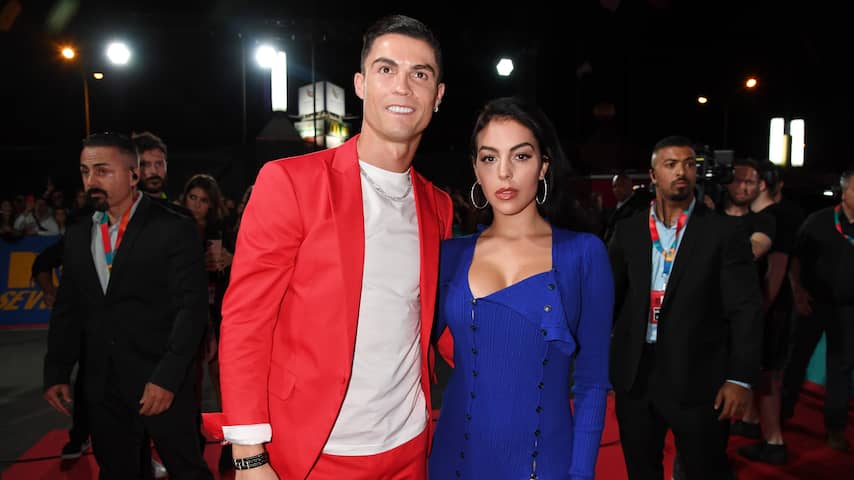 Ronaldo en Rodríguez kozen voor intieme bruiloft in woonkamer