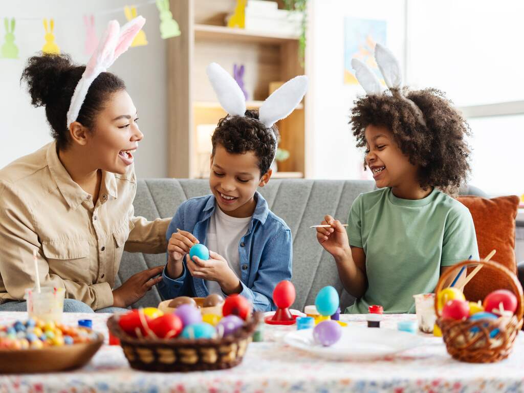 Pasen verloopt niet zonder een regenbui, maar het wordt wel een stukje warmer