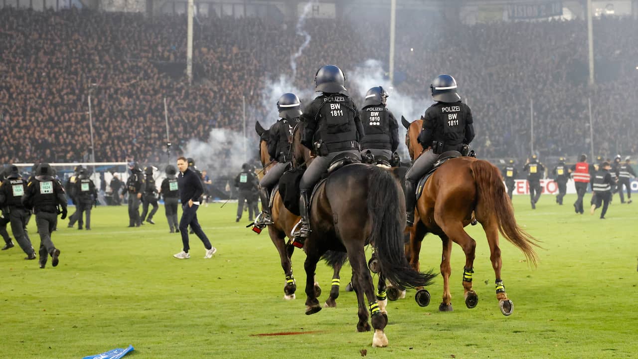 Duits bekerduel ontaardt in chaos doordat supporters veld opstormen