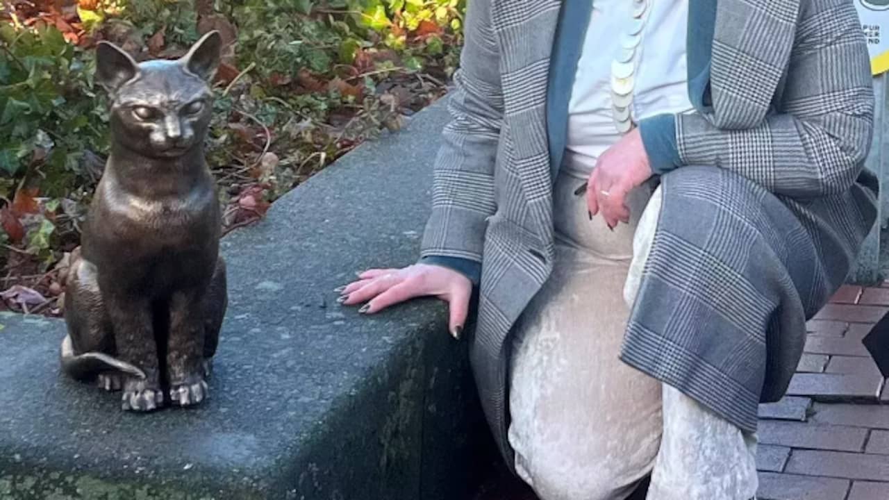 Standbeeld van geliefde stationskat Brammetje onthuld bij treinstation Purmerend
