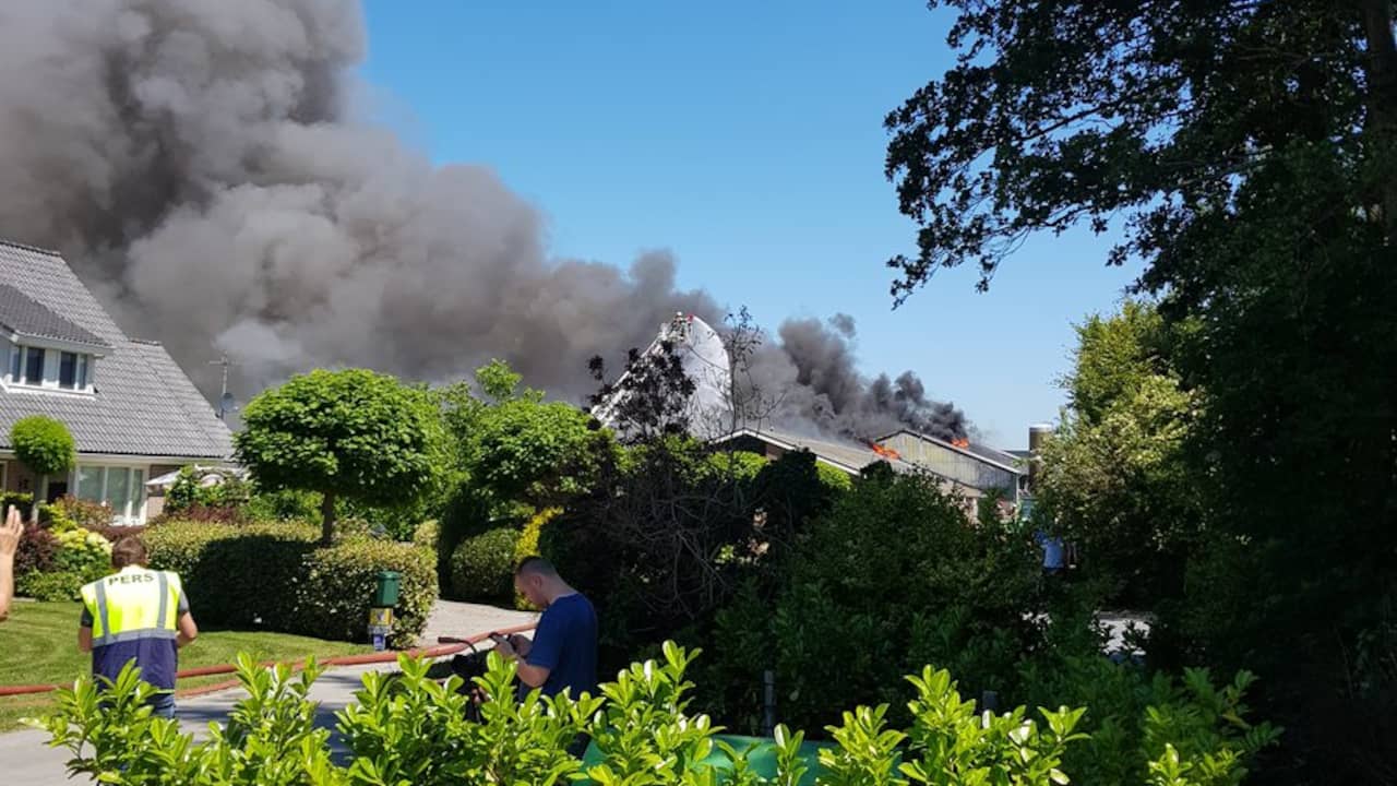 Zeer grote brand in varkensschuur in Linschoten onder controle