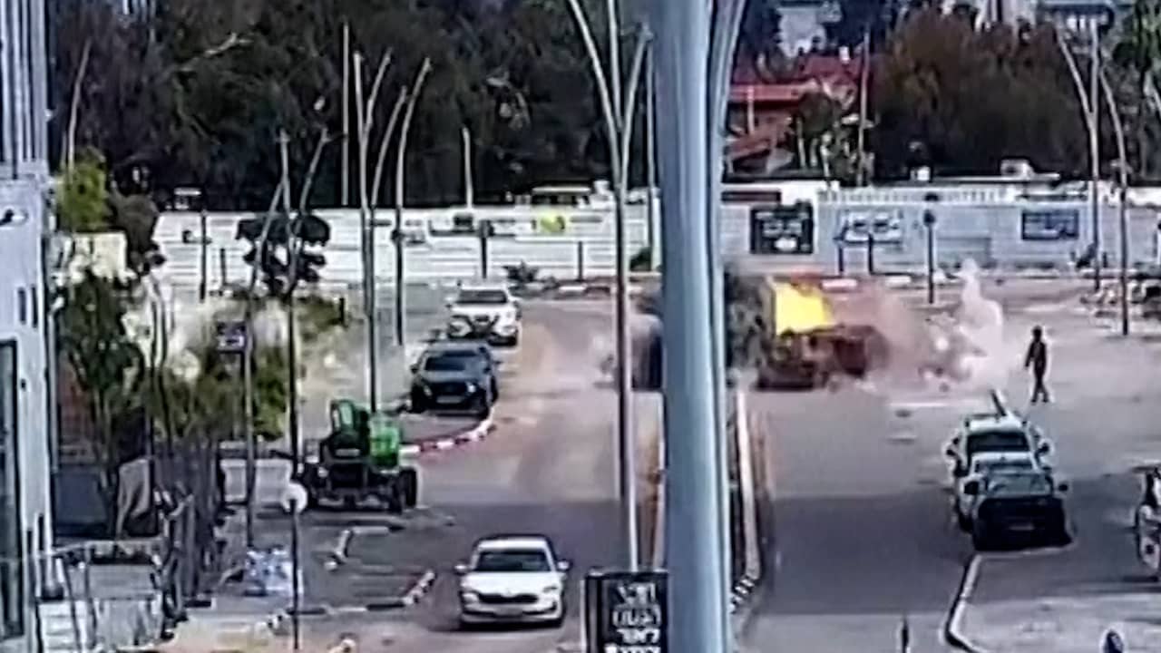 Raket slaat in op enkele meters van man in Israël | NU.nl