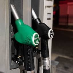 Benzineprijs bereikt wéér record en ligt nu op gelijke hoogte met dieselprijs