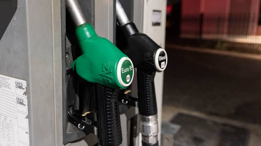 Benzineprijs bereikt wéér record en ligt op gelijke hoogte met dieselprijs