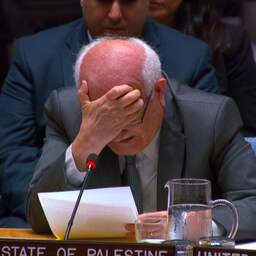 Video | Palestijnse VN-ambassadeur barst in tranen uit tijdens emotioneel betoog