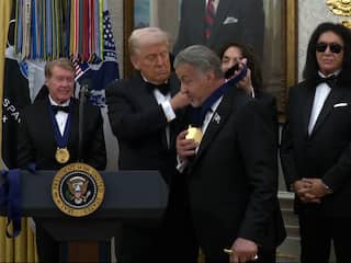 Donald Trump hangt Sylvester Stallone prestigieuze medaille om