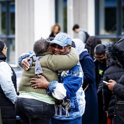 Stille tocht voor Jerryson (15) rustig verlopen, kleine protestactie bij politiebureau