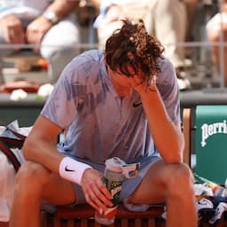 Topfavoriet Sinner uitgeschakeld op Roland Garros na inzinking in tweede ronde