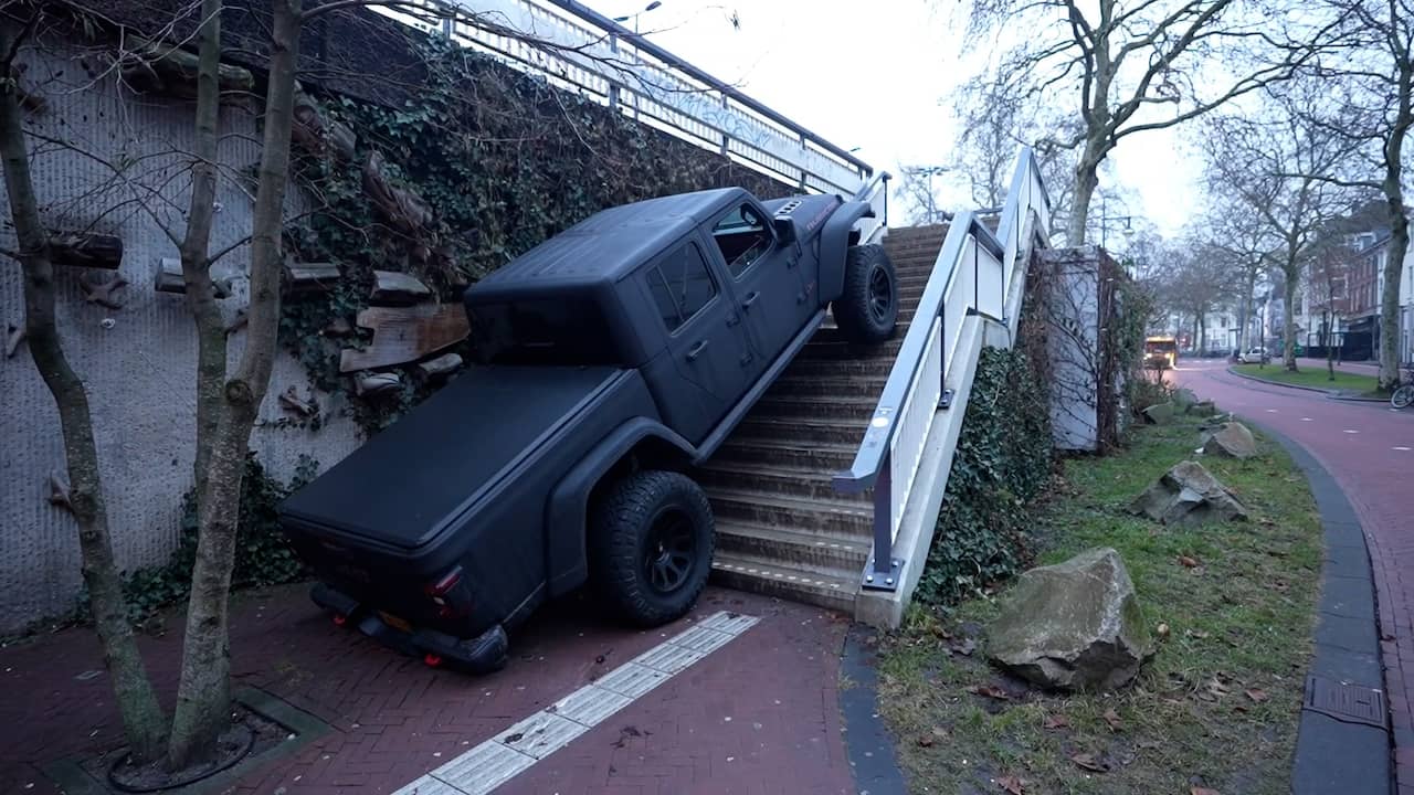 Video | Pick-up staat 'geparkeerd' op voetgangerstrap in Arnhem