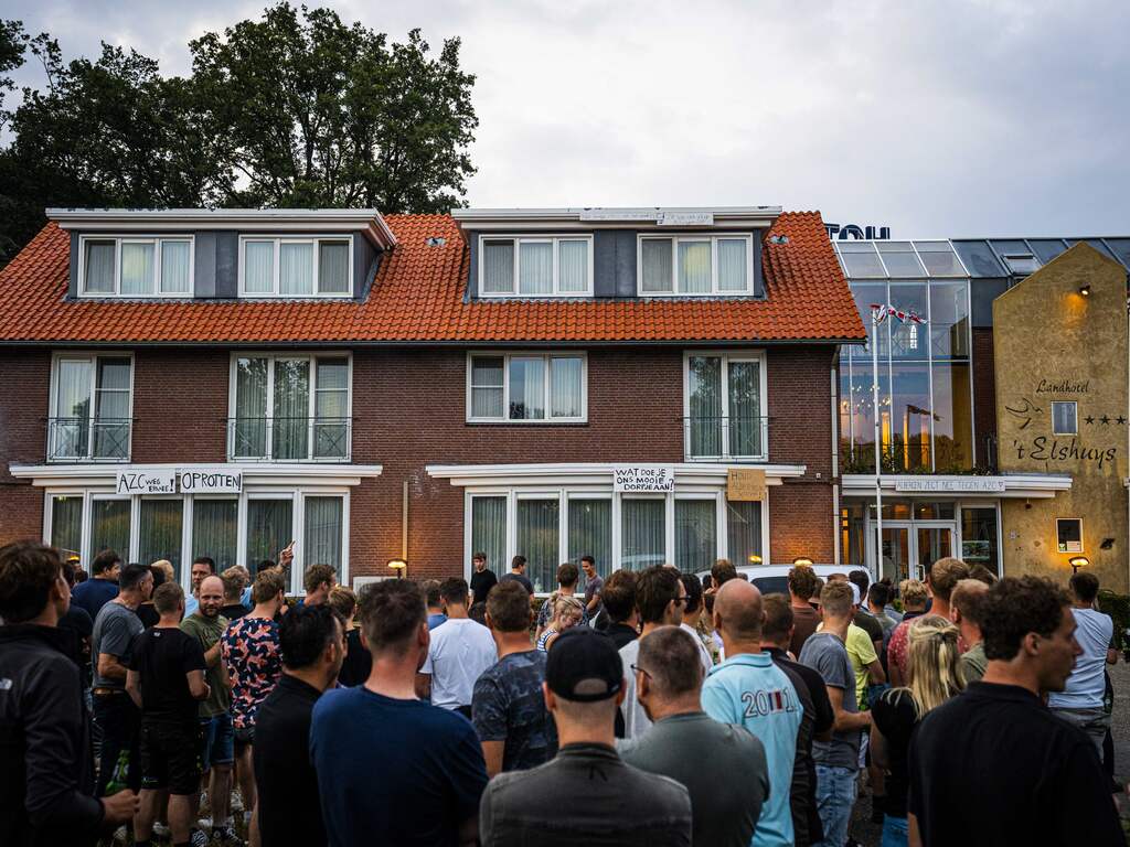 Hoe passen driehonderd asielzoekers in een hotel met 28 kamers?