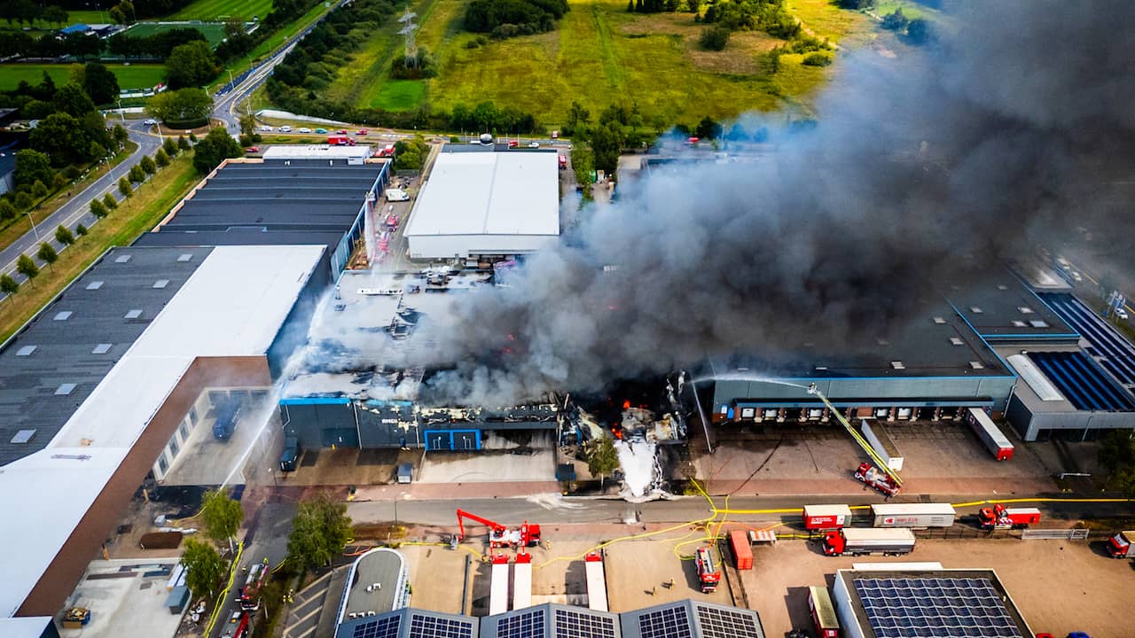 Beeld uit video: Grote brand bij cacaofabriek in Veenendaal